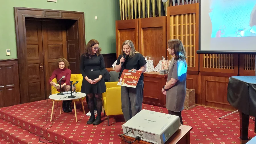 Předání šeku od Knihy Dobrovský